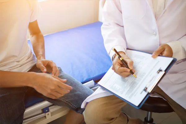 A man consulting a men’s health specialist for sexual health symptoms