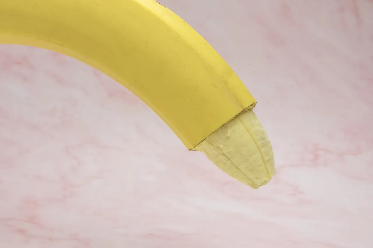 A banana used as a visual metaphor for circumcision